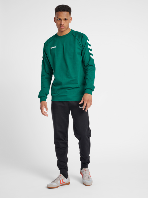 HUMMEL GO COTTON SWEATSHIRT, EVERGREEN, model
