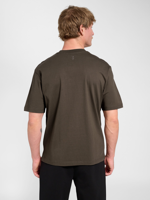 hmlKEEPER LOGO T-SHIRT S/S, MAJOR BROWN, model