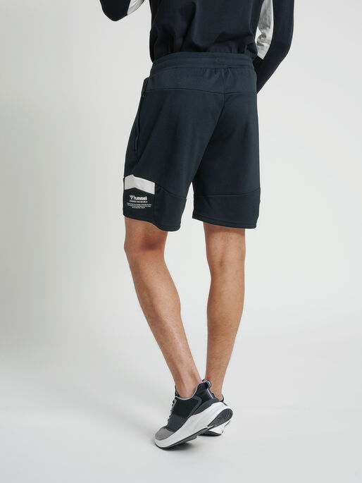 hmlALEC SHORTS, BLACK, model
