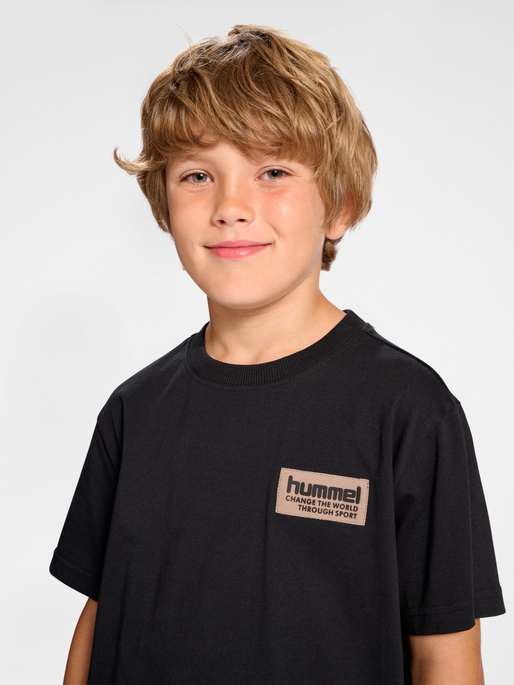 hmlDARE T-SHIRT S/S, 2001, model