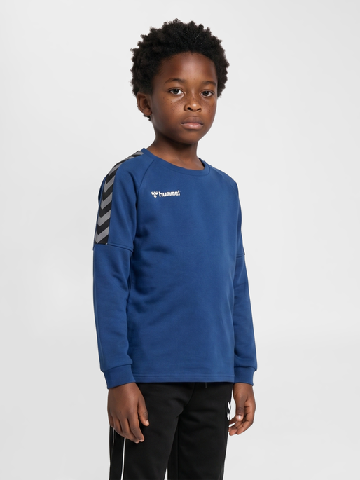 hmlAUTHENTIC KIDS TRAINING SWEAT, TRUE BLUE, model