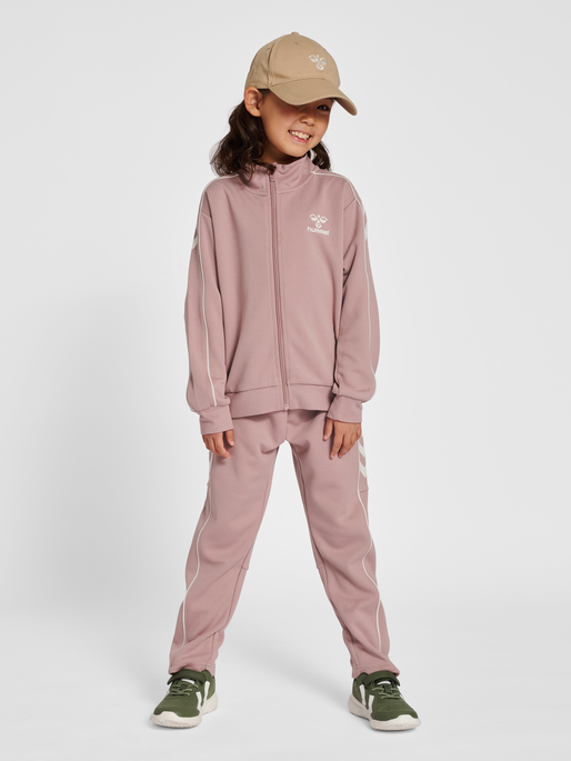 hmlTRACK TRACKSUIT, WOODROSE, model