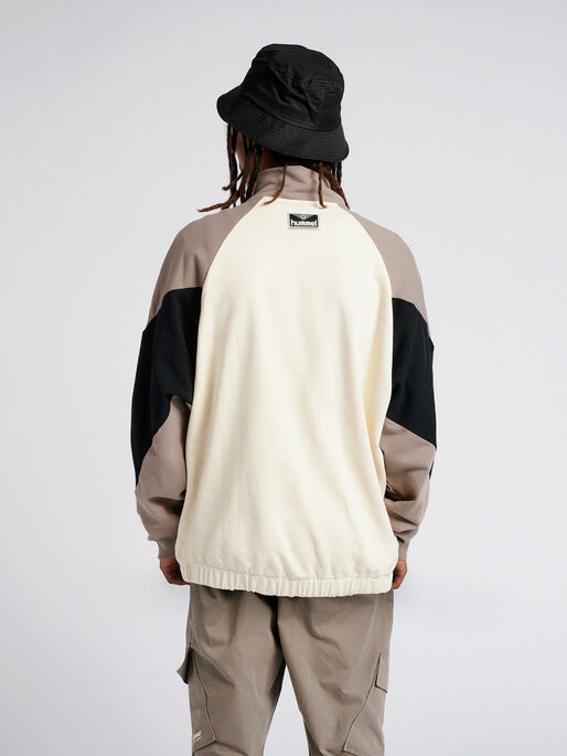 hmlURBAN OVERSIZED SWEATSHIRT, DRIFTWOOD, model