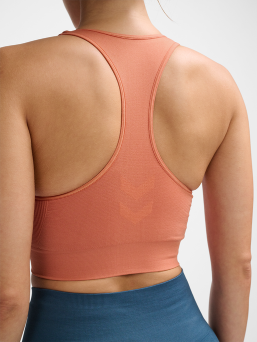 hmlTIF SEAMLESS SPORTS TOP, APRICOT BRANDY, model