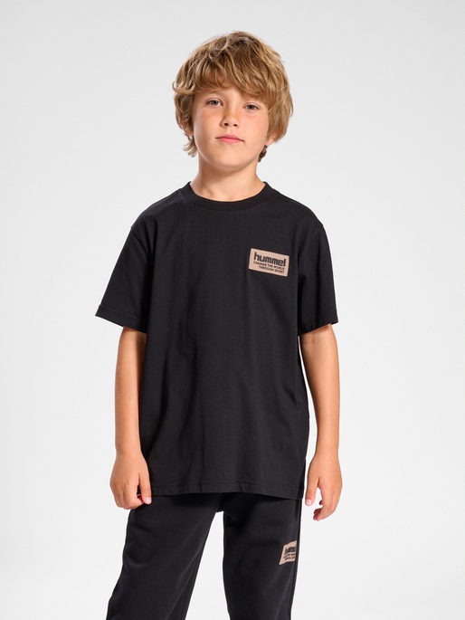 hmlDARE T-SHIRT S/S, 2001, model