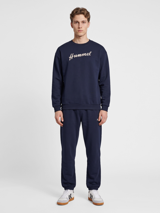 hmlCLUB SWEATSHIRT, NIGHT SKY, model