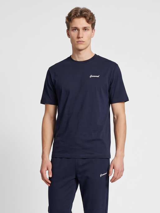 hmlCLUB T-SHIRT S/S, NIGHT SKY, model