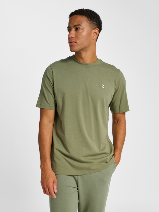 hmlPULSE T-SHIRT, DEEP LICHEN GREEN, model