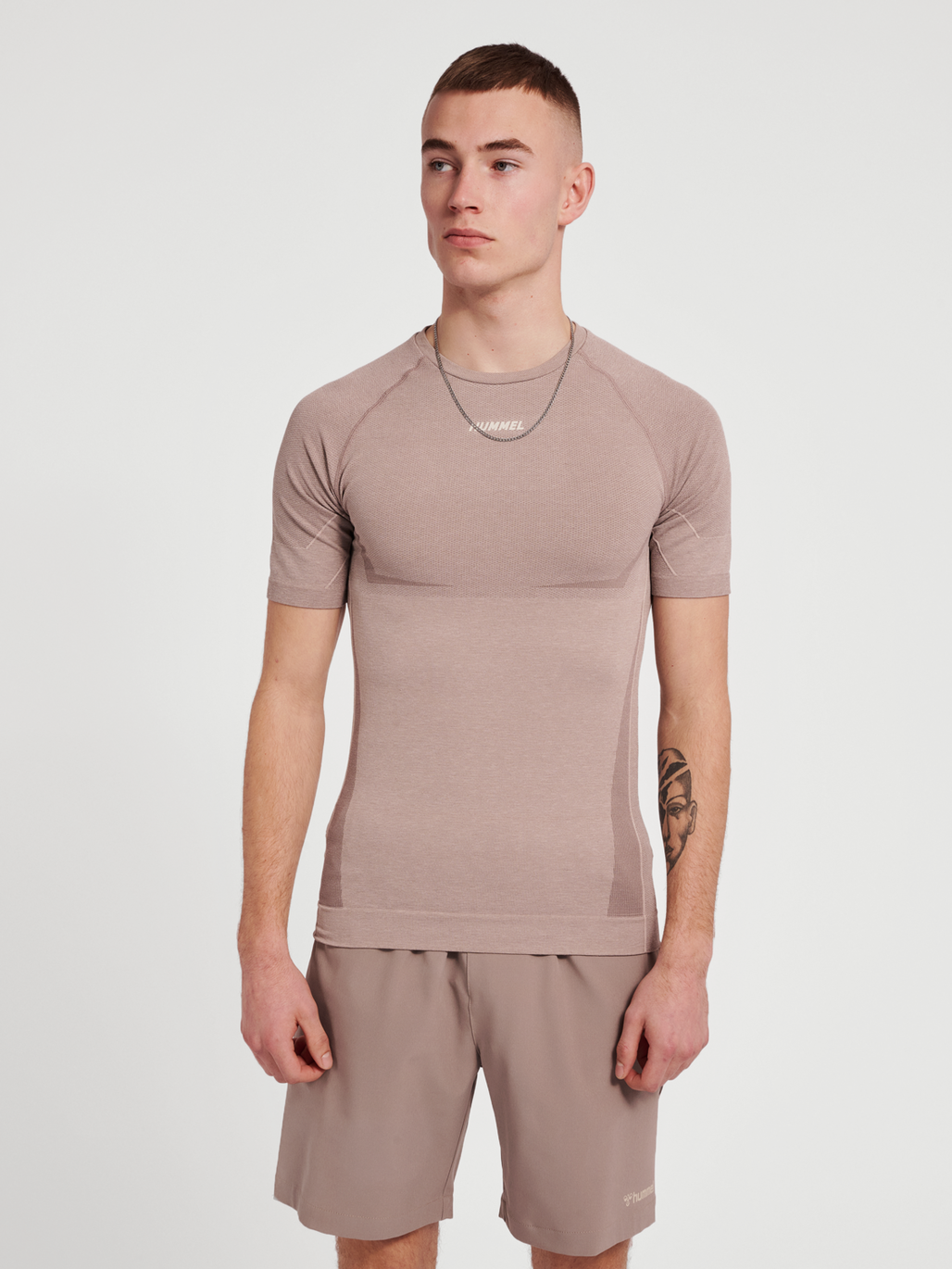 hmlTE MIKE SEAMLESS T-SHIRT, CHATEAU GRAY/DRIFTWOOD MELANGE, model