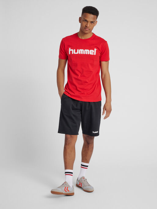 HUMMEL GO COTTON LOGO T-SHIRT S/S, TRUE RED, model