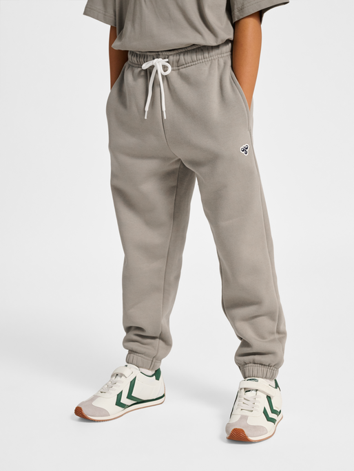 hmlJR LOOSE SWEATPANTS BEE, ROCK RIDGE, model