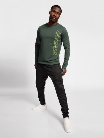hmlTE TOPAZ T-SHIRT L/S, CLIMBING IVY, model