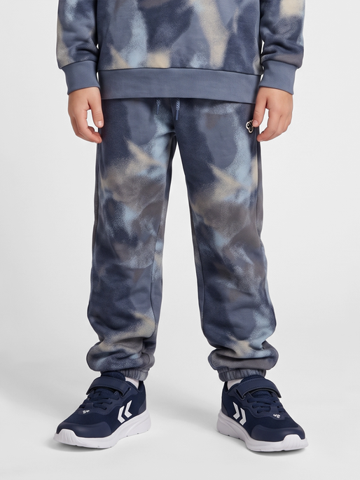 hmlJR LOOSE AOP PANTS BEE, FLINT STONE, model