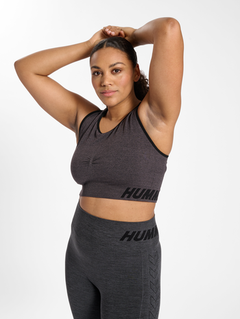 hmlTE CURVE SEAMLESS SPORTS BRA, BLACK MELANGE, model