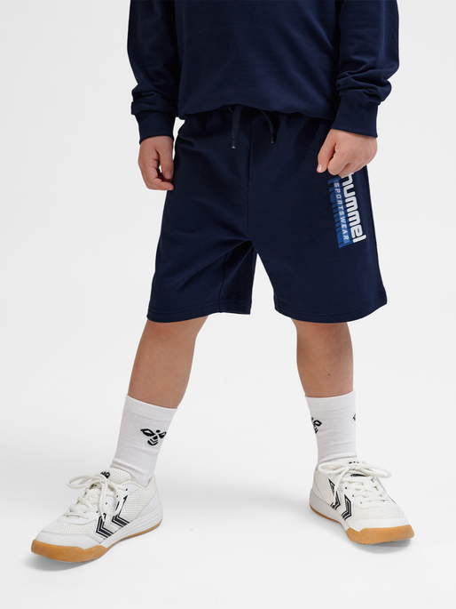 hmlTUKAS SHORTS, BLACK IRIS, model