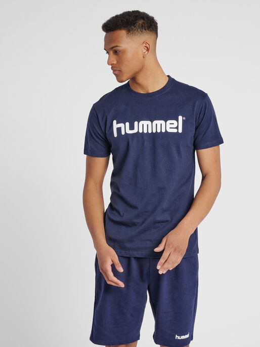 HUMMEL GO COTTON LOGO T-SHIRT S/S, MARINE, model