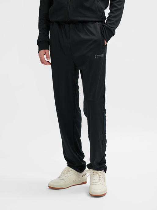 hmlFELIX  POLY TRACKSUIT SET, BLACK, model