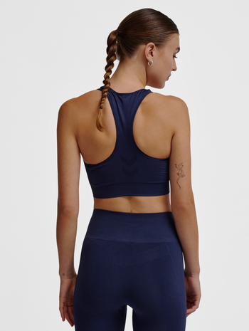 hmlTIF SEAMLESS SPORTS TOP, BLACK IRIS, model