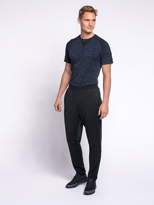 hmlASTON TAPERED PANTS, BLACK, model