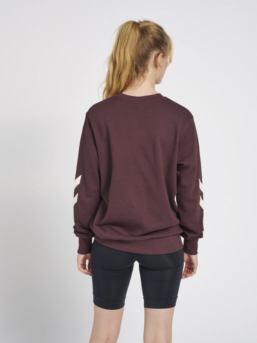 hmlLEGACY SWEATSHIRT, FUDGE, model