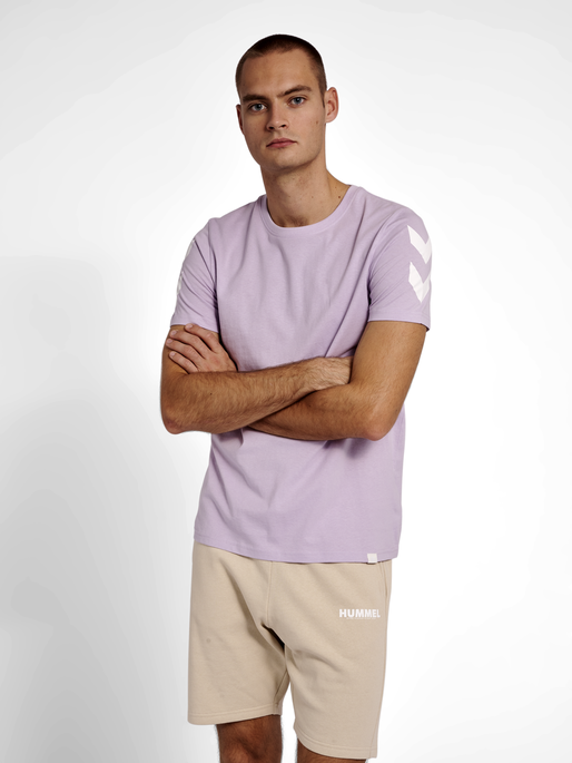 hmlLEGACY CHEVRON T-SHIRT, PASTEL LILAC, model