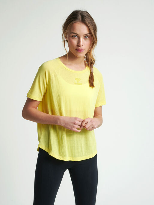 hmlVANJA T-SHIRT S/S, CELANDINE, model