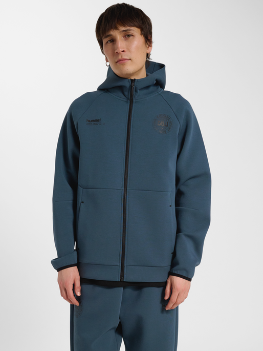 DBU 26 TRAVEL TECH ZIP JACKET, STARGAZER, model