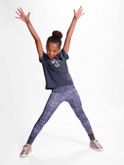 hmlLUNA T-SHIRT S/S, OMBRE BLUE, model