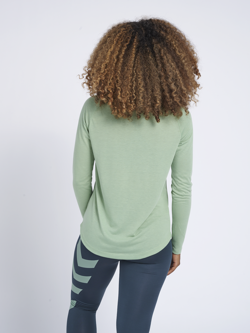 hmlVANJA T-SHIRT L/S, BASIL, model