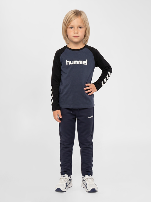 hmlJR LOGO T-SHIRT L/S, OMBRE BLUE, model