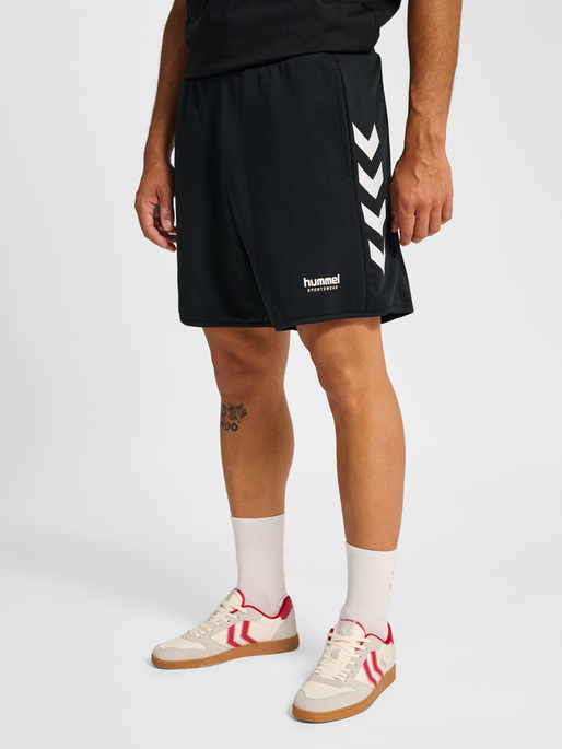 hmlOVERSIZED WILLY SHORTS, BLACK, model