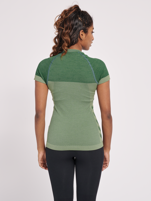 hmlCLEA SEAMLESS TIGHT T-SHIRT, LAUREL WREATH, model