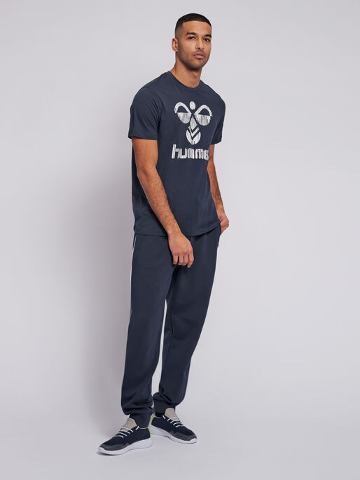 hmlVALTER T-SHIRT S/S, BLACK IRIS, model