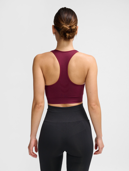 hmlTIF SEAMLESS SPORTS TOP, CHOCOLATE TRUFFLE, model