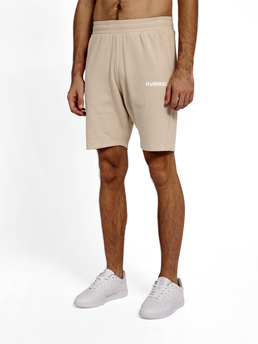 hmlLEGACY SHORTS, PUMICE STONE, model