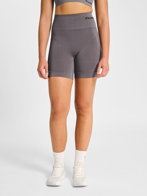 hmlTIF SEAMLESS SHORTS, SHARK, model