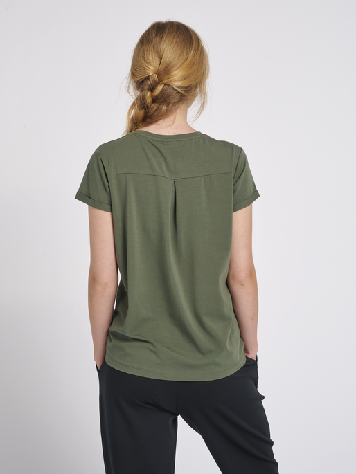 HMLISOBELLA T-SHIRT S/S, BEETLE, model