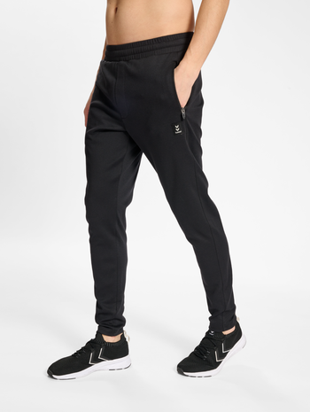 hmlMT INTERVAL TAPERED PANTS, BLACK, model
