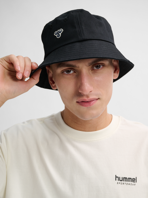 hmlBUCKET HAT BEE, BLACK, model