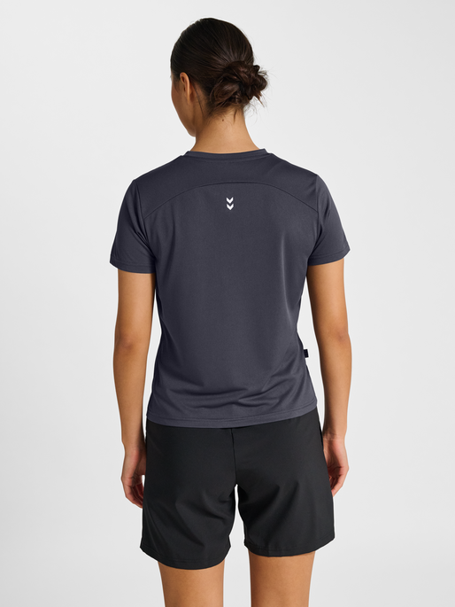hmlPULSE WORKOUT W T-SHIRT S/S, EBONY, model