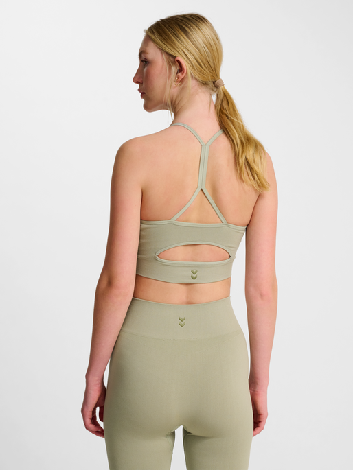 hmlHIIT SEAMLESS BRA, SEAGRASS, model