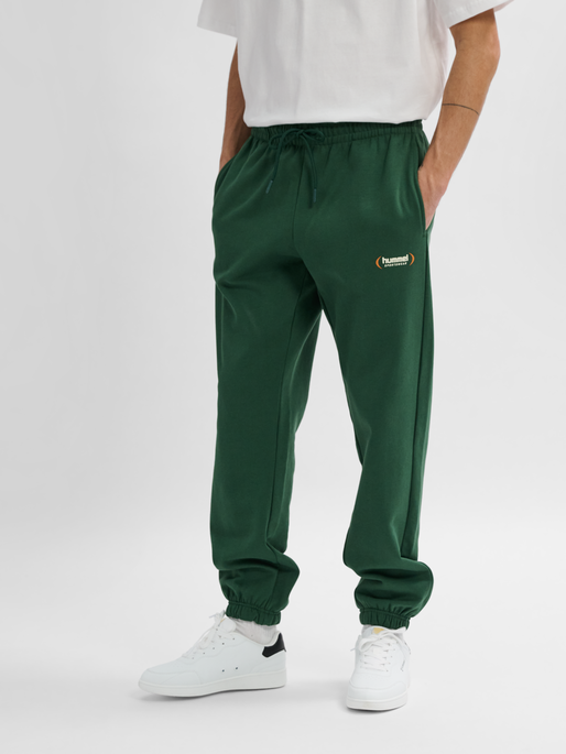 hmlFELIX REGULAR PANTS, DARK GREEN, model