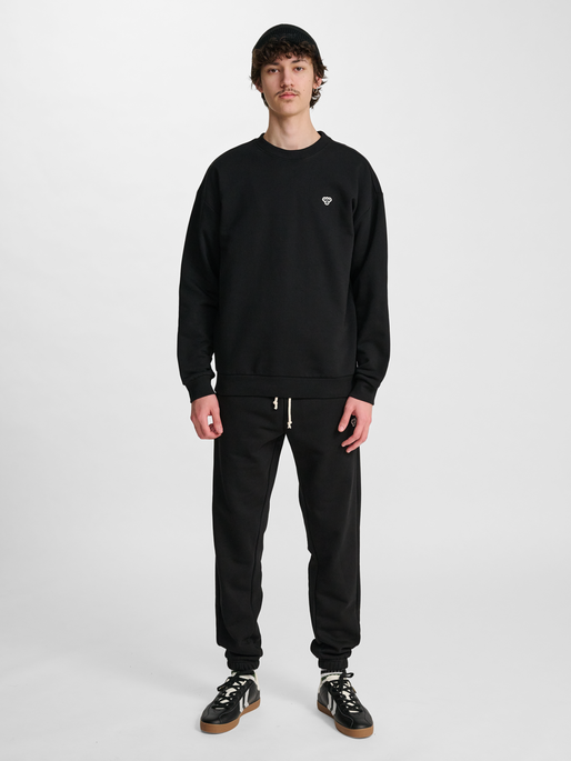 hmlLOOSE CREWNECK BEE, BLACK, model