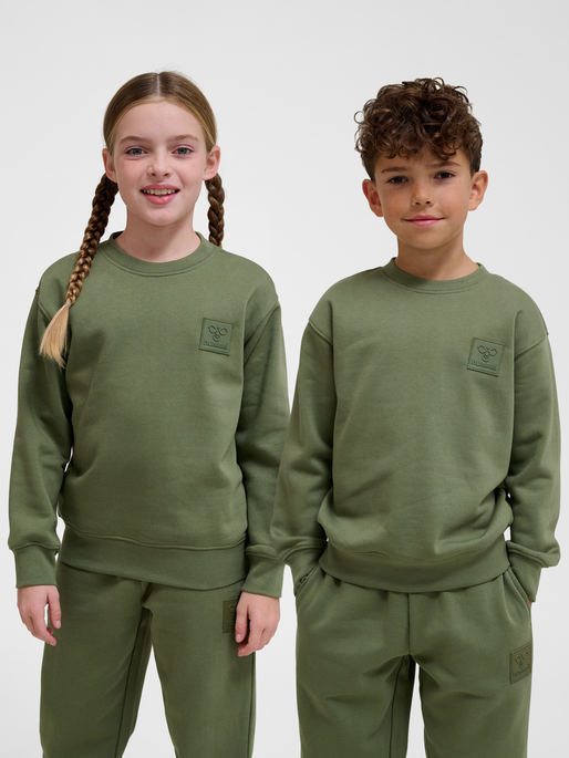 hmlCLEAN SWEATSHIRT, OLIVINE, model