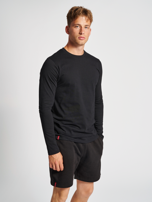 hmlRED HEAVY T-SHIRT L/S, BLACK, model