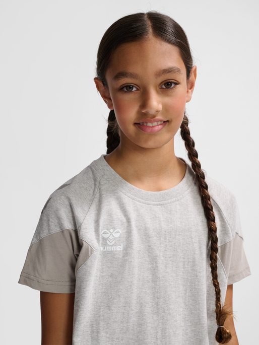 hmlTRAVEL T-SHIRT S/S KIDS, LIGHT GREY MELANGE, model
