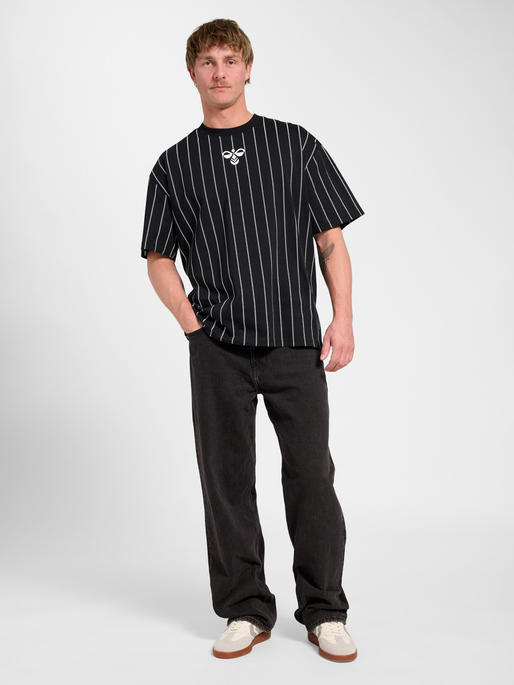 Chevron Pinstripe T-Shirt, BLACK/WHITE, model
