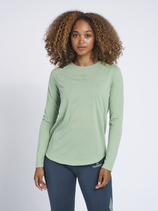 hmlVANJA T-SHIRT L/S, BASIL, model