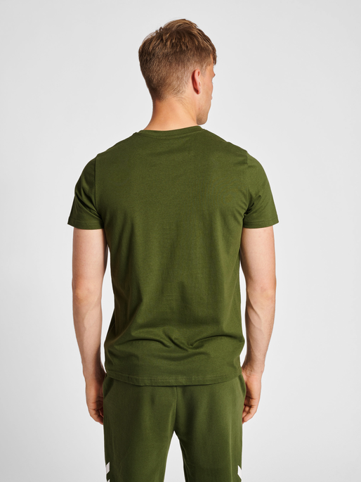 hmlLEGACY T-SHIRT, RIFLE GREEN, model