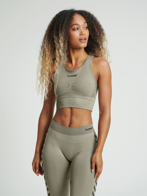 HUMMEL FIRST SEAMLESS BRA WOMAN, LONDON FOG, model
